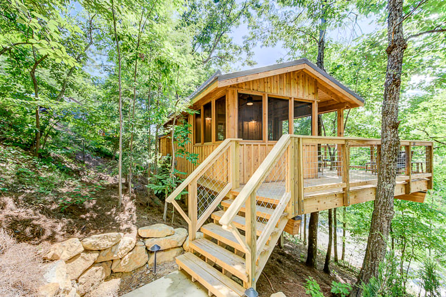 Secluded Tree House with Barbecue and Hot-tub in Gatlinburg, Tennessee