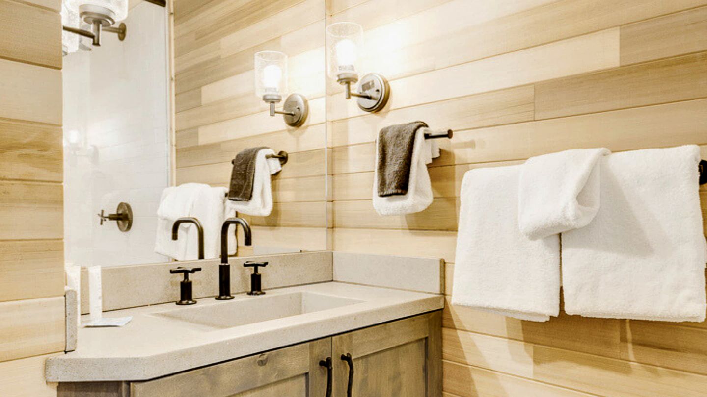 Secluded Tree House with Barbecue and Hot-tub in Gatlinburg, Tennessee