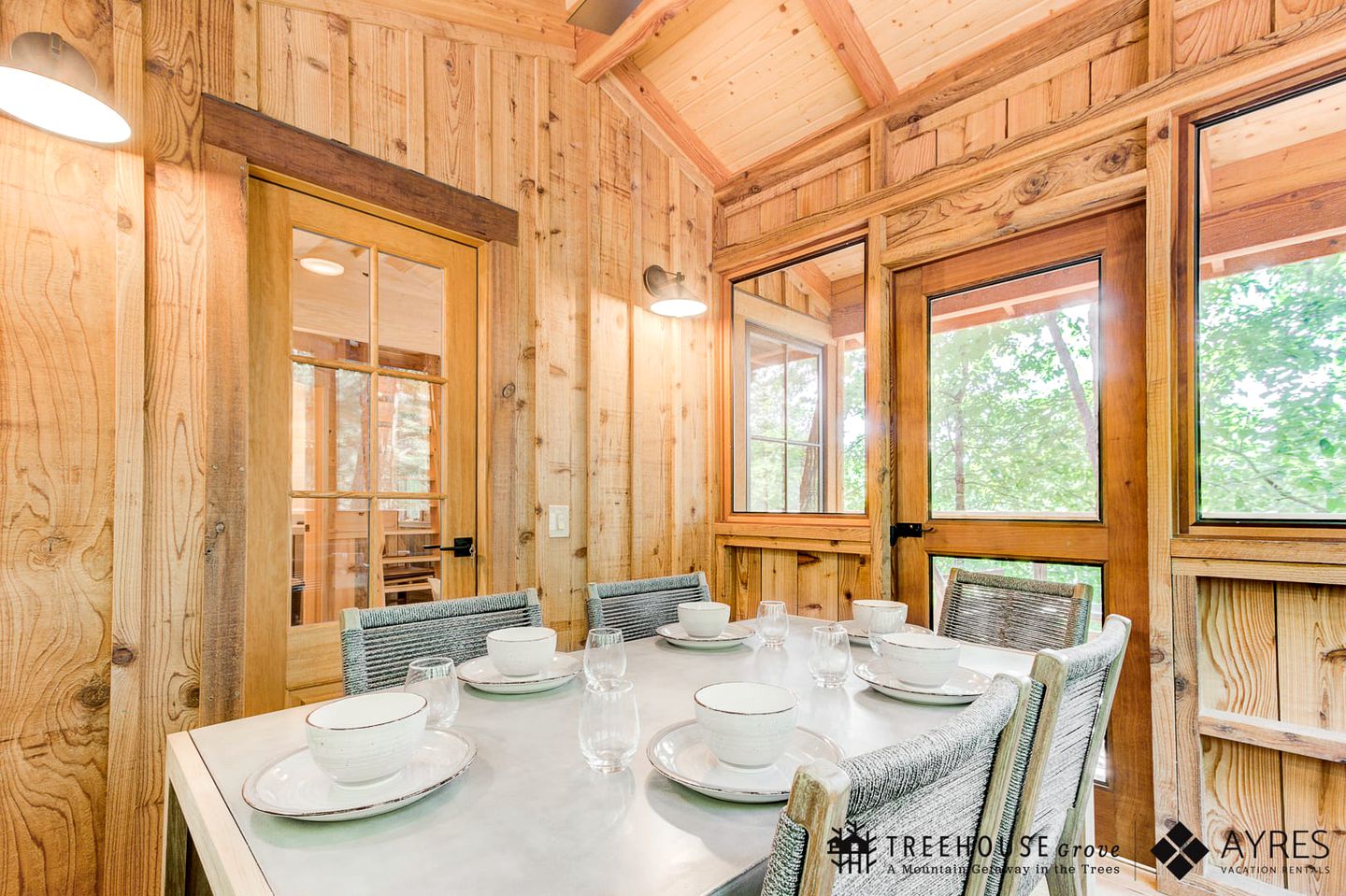 Secluded Tree House with Barbecue and Hot-tub in Gatlinburg, Tennessee