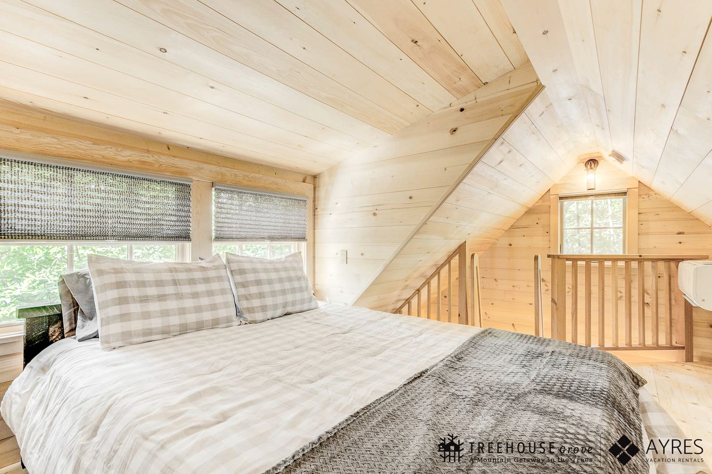 Secluded Tree House with Barbecue and Hot-tub in Gatlinburg, Tennessee