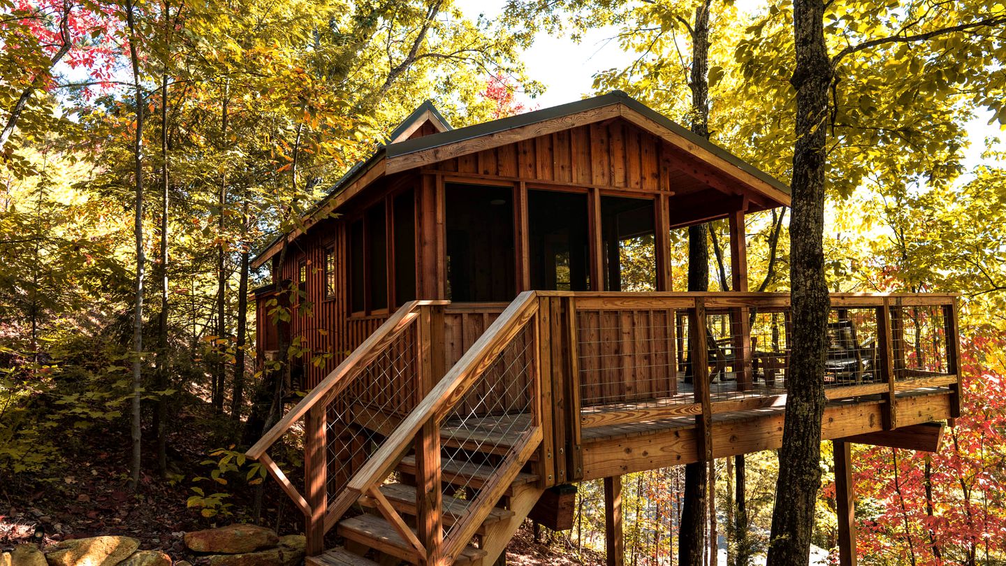 Secluded Tree House with Barbecue and Hot-tub in Gatlinburg, Tennessee