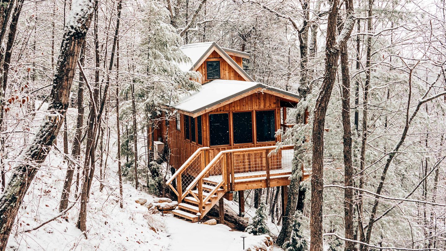 Secluded Tree House with Barbecue and Hot-tub in Gatlinburg, Tennessee