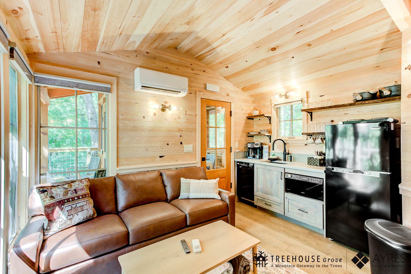 Secluded Tree House with Barbecue and Hot-tub in Gatlinburg, Tennessee