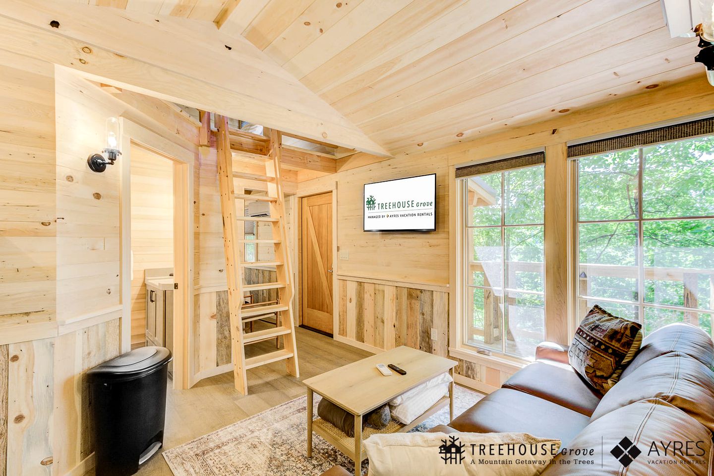 Secluded Tree House with Barbecue and Hot-tub in Gatlinburg, Tennessee