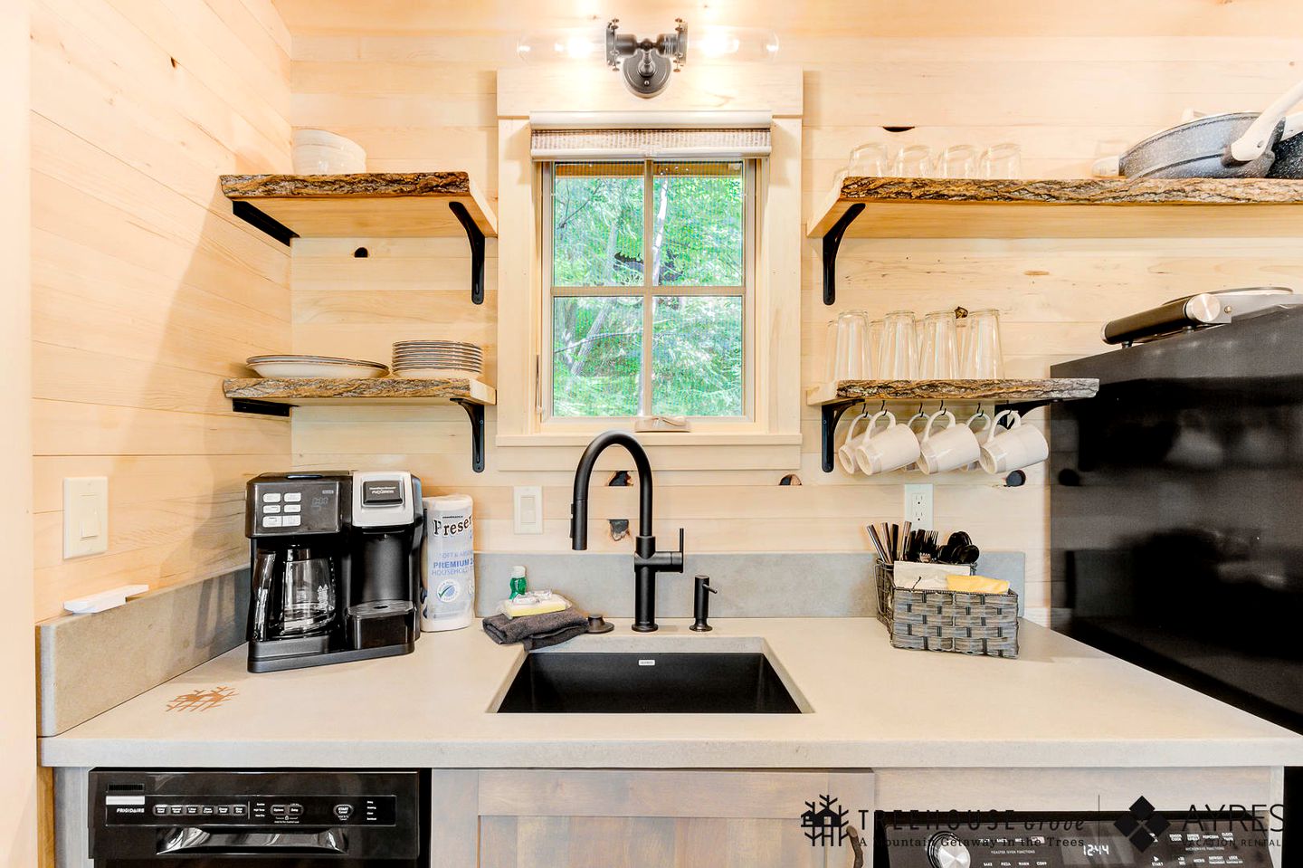 Secluded Tree House with Barbecue and Hot-tub in Gatlinburg, Tennessee