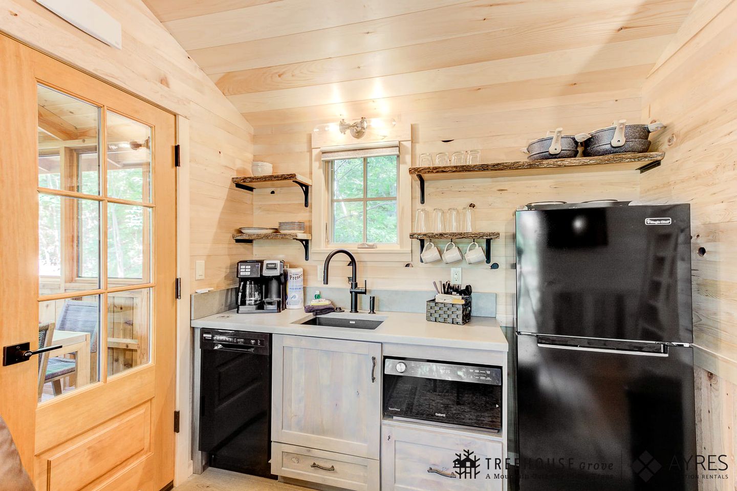Secluded Tree House with Barbecue and Hot-tub in Gatlinburg, Tennessee
