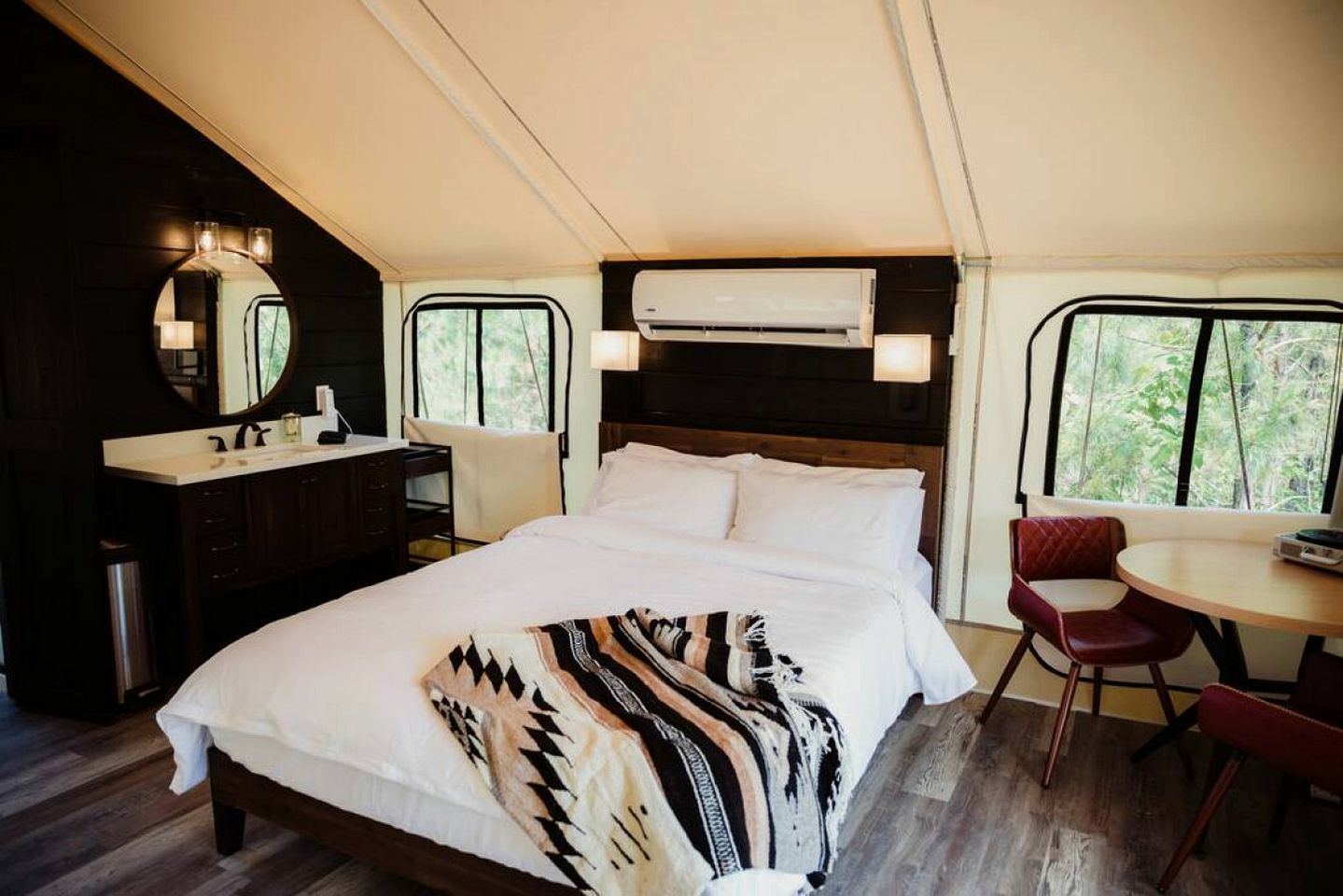 Marvelous Safari Tent with Bath Surrounded by Nature in Kentucky