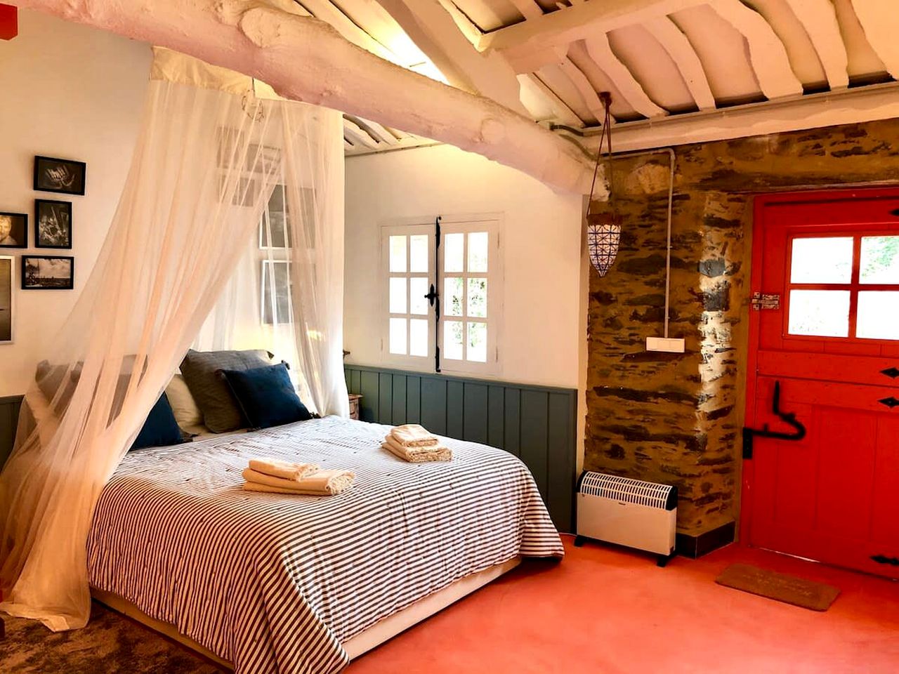Beachfront House with Private Beach Entrance, Garden and Beautiful Views in Lugo, Galicia