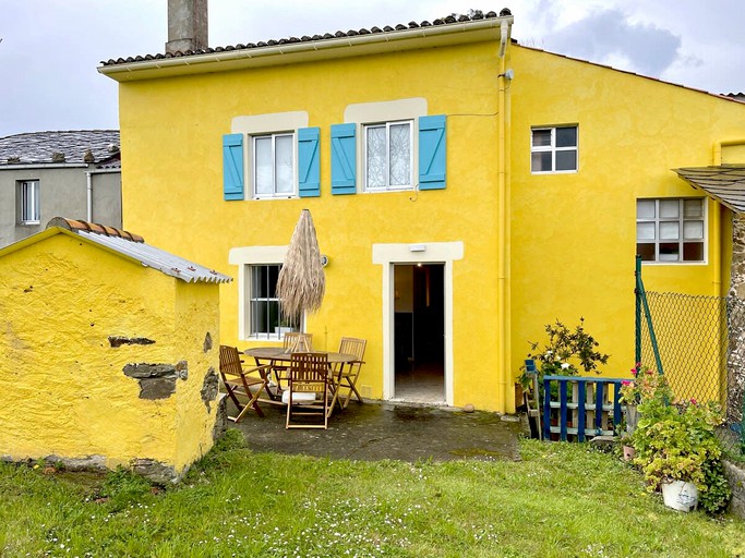 Charming Cabin with Outdoor Picnic Area Next to the Coast in A Coruña, Galicia