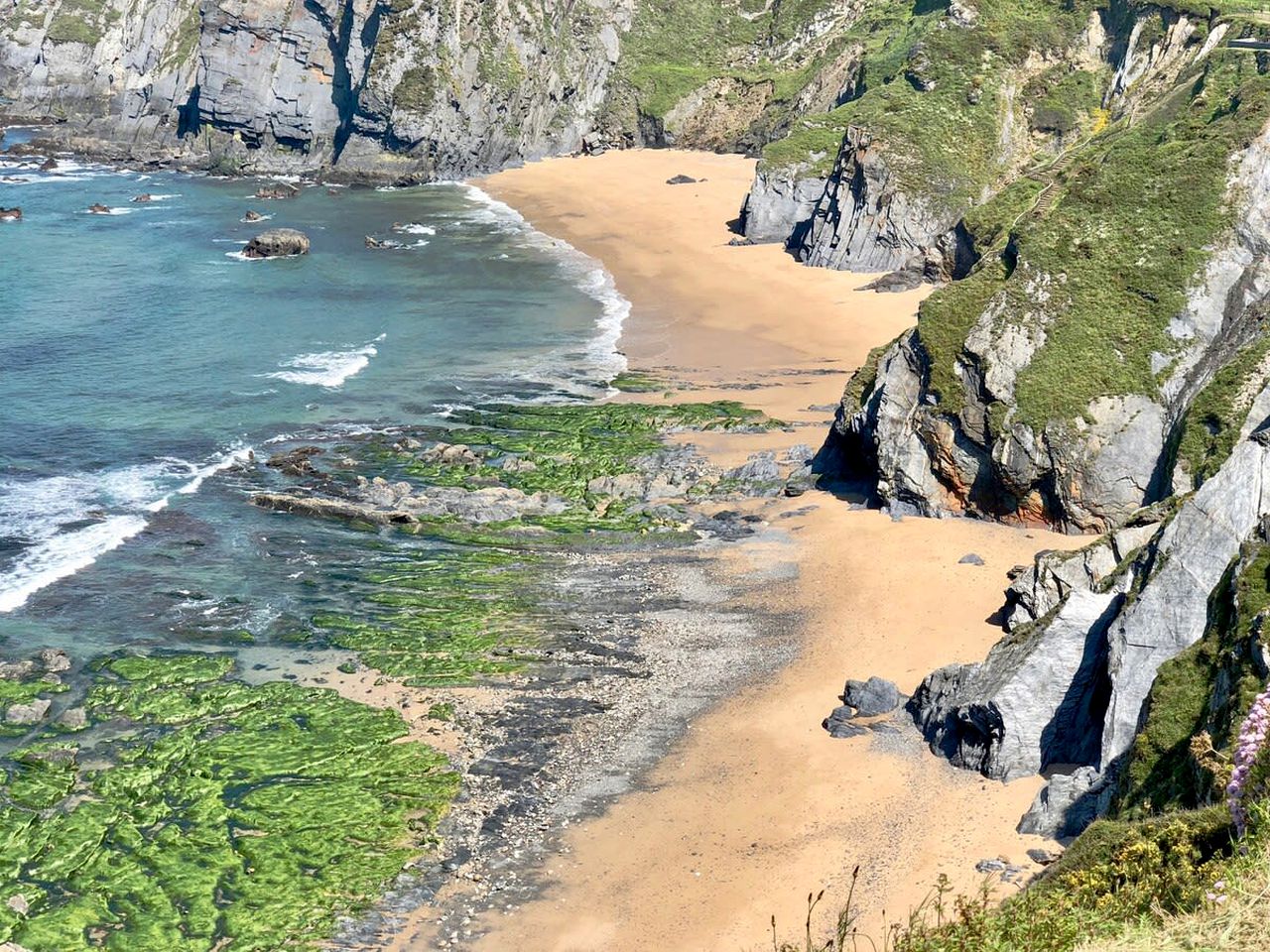 Charming Cabin with Outdoor Picnic Area Next to the Coast in A Coruña, Galicia