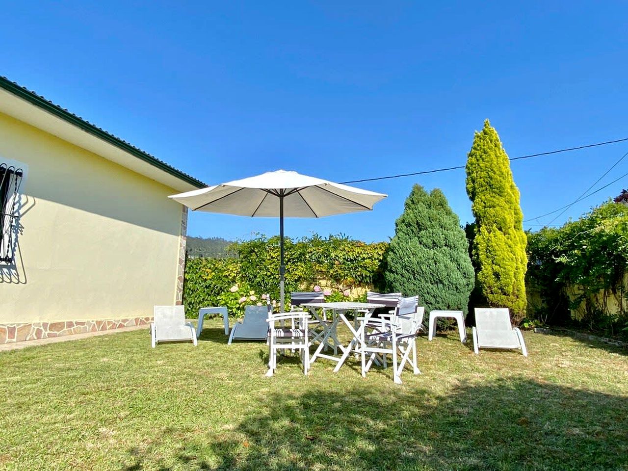 Vintage Luminous Cabin with Private Furnished Garden in Viveiro, Galicia