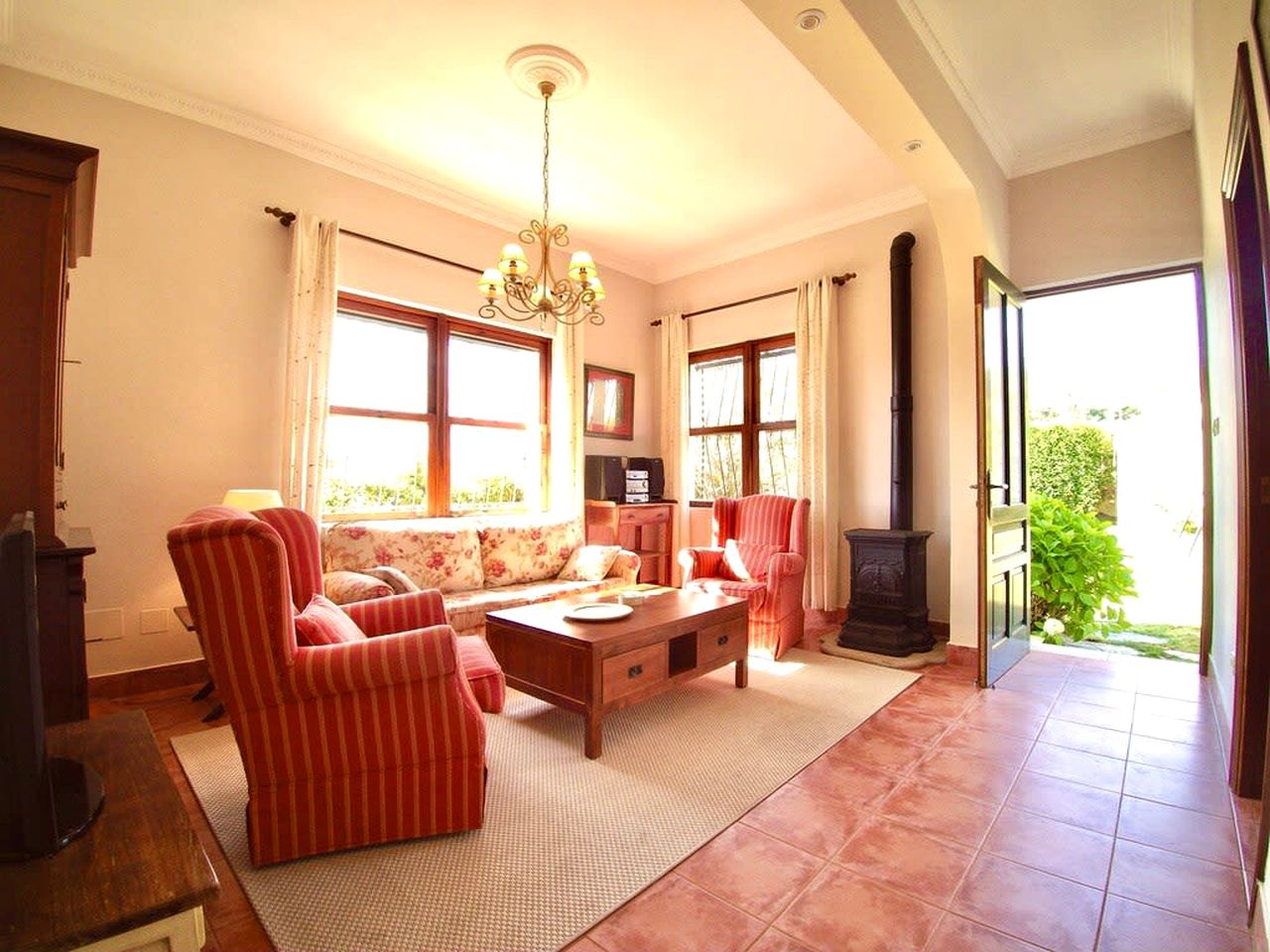 Vintage Luminous Cabin with Private Furnished Garden in Viveiro, Galicia