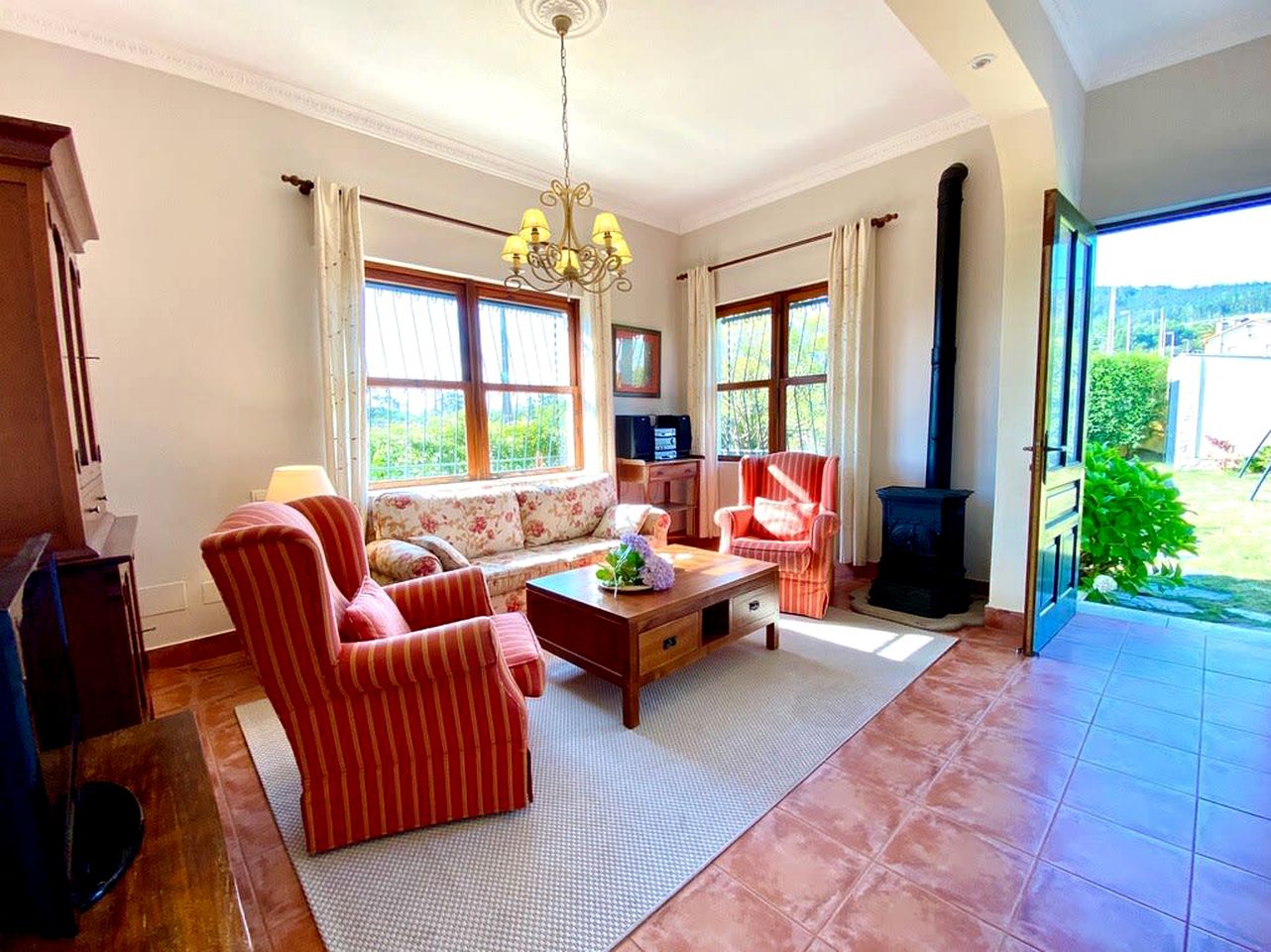 Vintage Luminous Cabin with Private Furnished Garden in Viveiro, Galicia