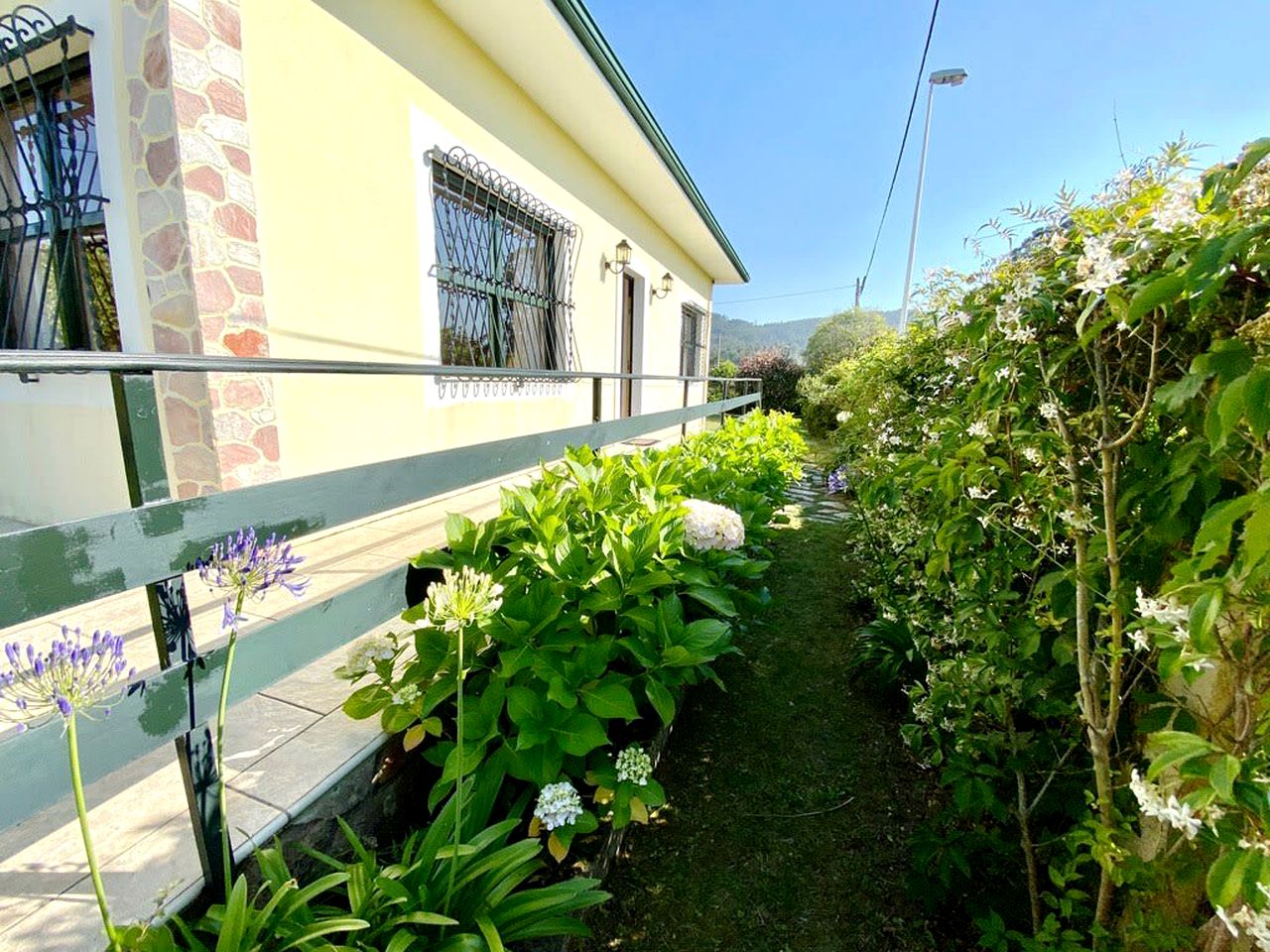 Vintage Luminous Cabin with Private Furnished Garden in Viveiro, Galicia