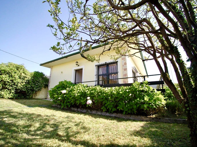 Vintage Luminous Cabin with Private Furnished Garden in Viveiro, Galicia