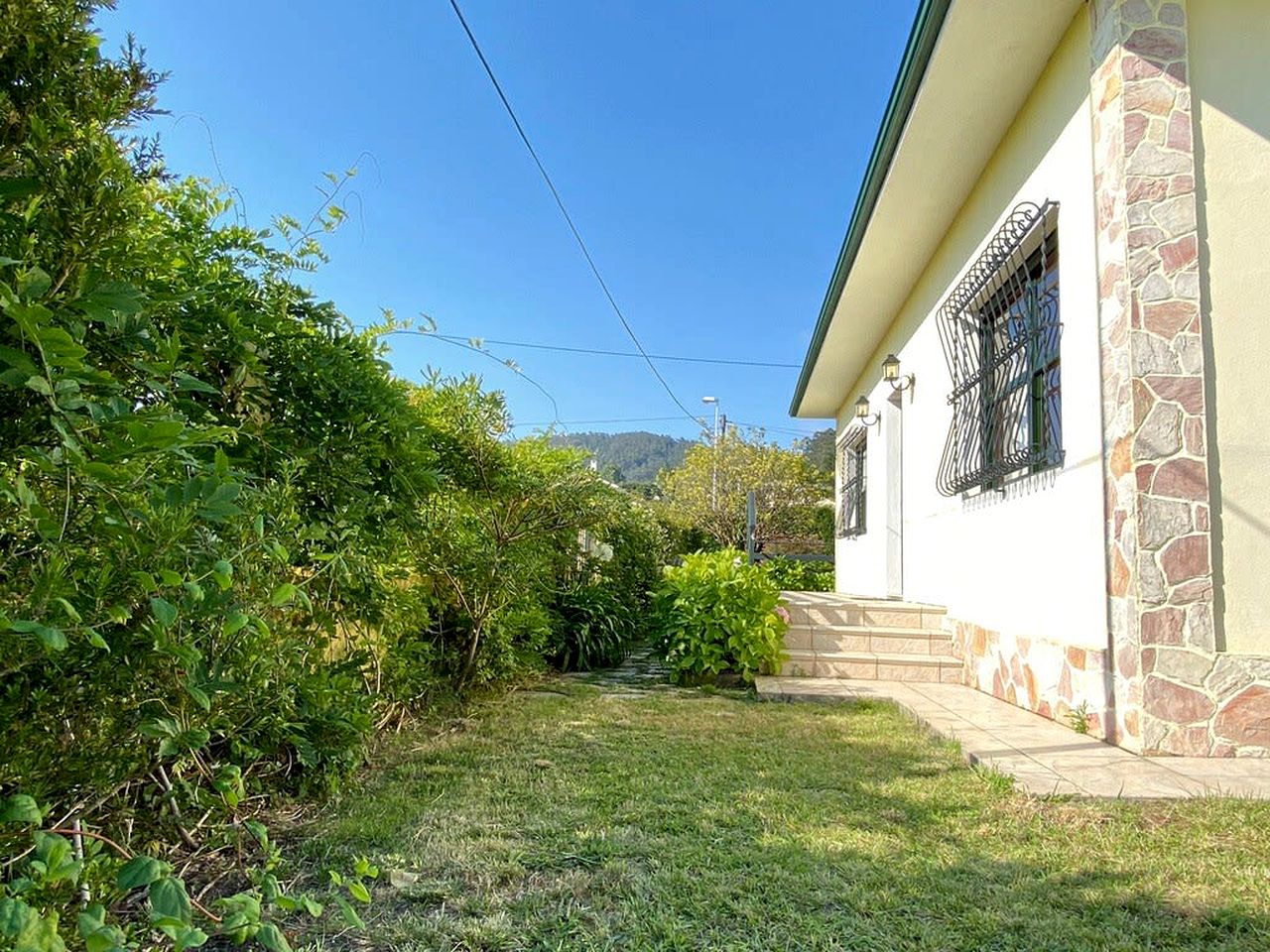 Vintage Luminous Cabin with Private Furnished Garden in Viveiro, Galicia