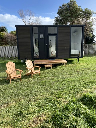 Relaxing Tiny House Stay with Beautiful Coastline Front in Mokihinui, South Island