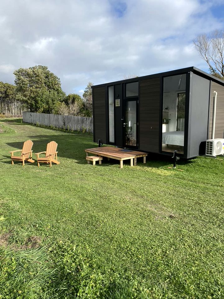 Relaxing Tiny House Stay with Beautiful Coastline Front in Mokihinui, South Island