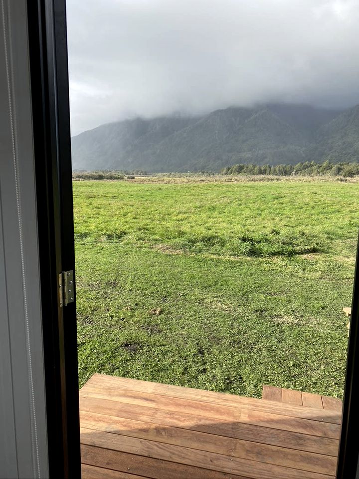Relaxing Tiny House Stay with Beautiful Coastline Front in Mokihinui, South Island