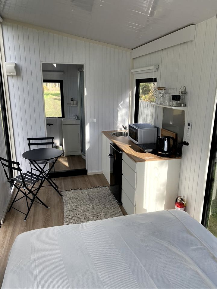 Relaxing Tiny House Stay with Beautiful Coastline Front in Mokihinui, South Island