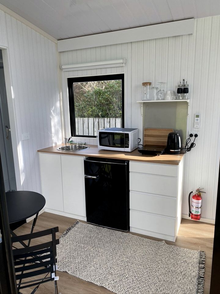 Relaxing Tiny House Stay with Beautiful Coastline Front in Mokihinui, South Island