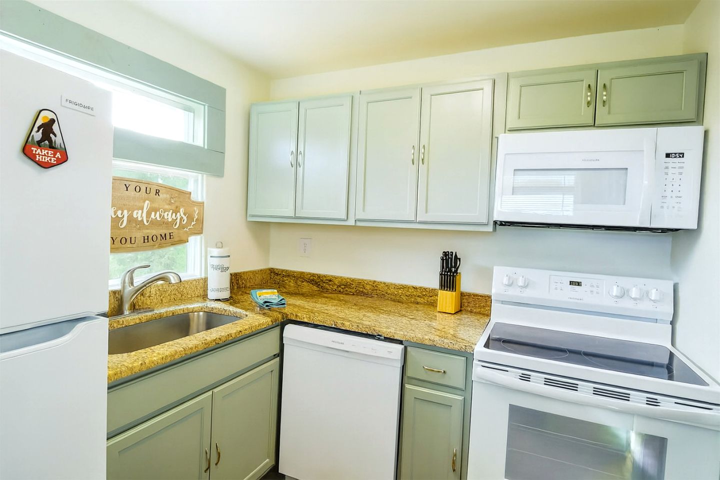 Adventure Basecamp Cottage with Private Hot Tub & Cozy Style in Copperhill, Tennessee