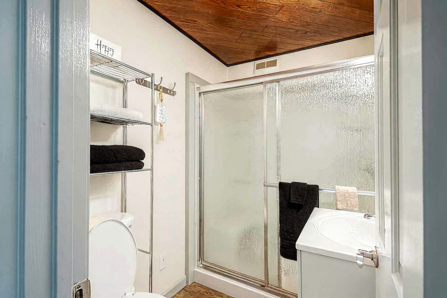 Adventure Basecamp Cottage with Private Hot Tub & Cozy Style in Copperhill, Tennessee