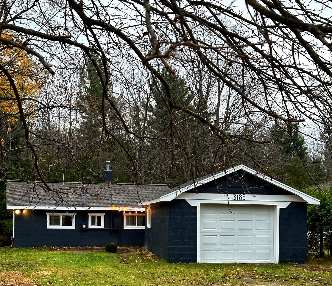 Fantastic Cottage with Fire Pit and River Access in Bellaire, Michigan