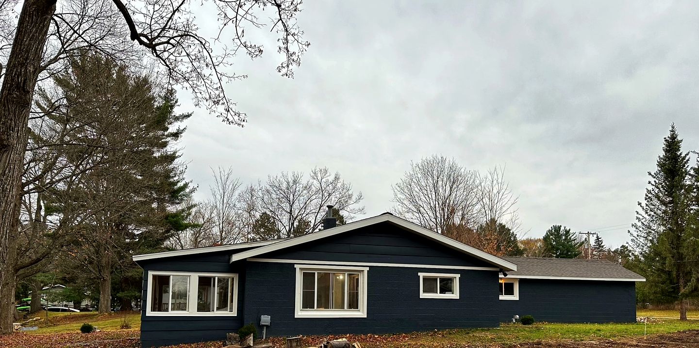Fantastic Cottage with Fire Pit and River Access in Bellaire, Michigan