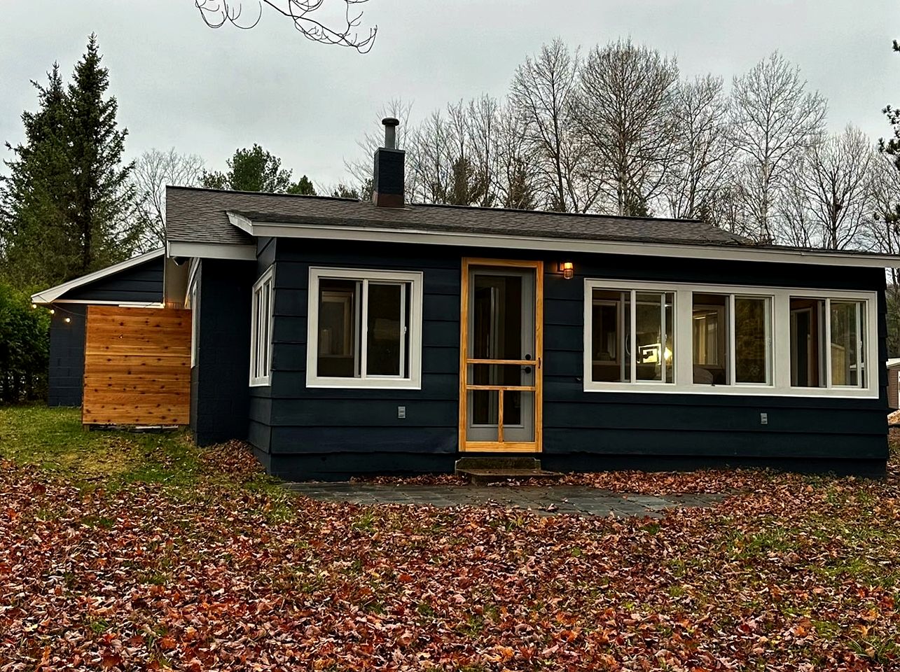 Fantastic Cottage with Fire Pit and River Access in Bellaire, Michigan
