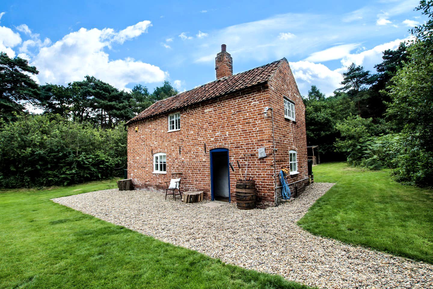 Secluded Cottage with a Hot Tub for a Holiday on the Suffolk Coast of England