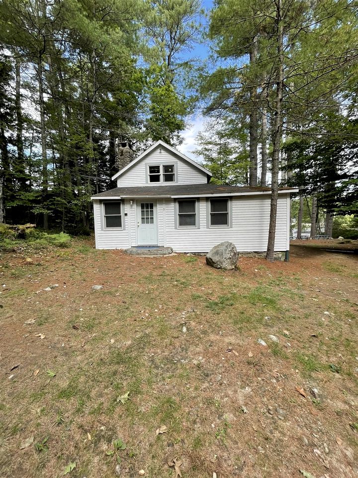 Secluded Lakefront Cottage in Raymond, Maine
