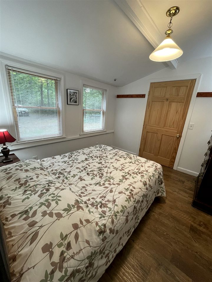 Secluded Lakefront Cottage in Raymond, Maine