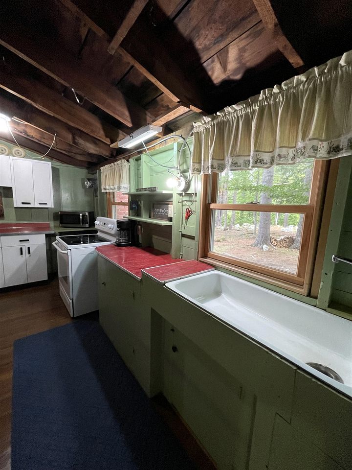 Secluded Lakefront Cottage in Raymond, Maine