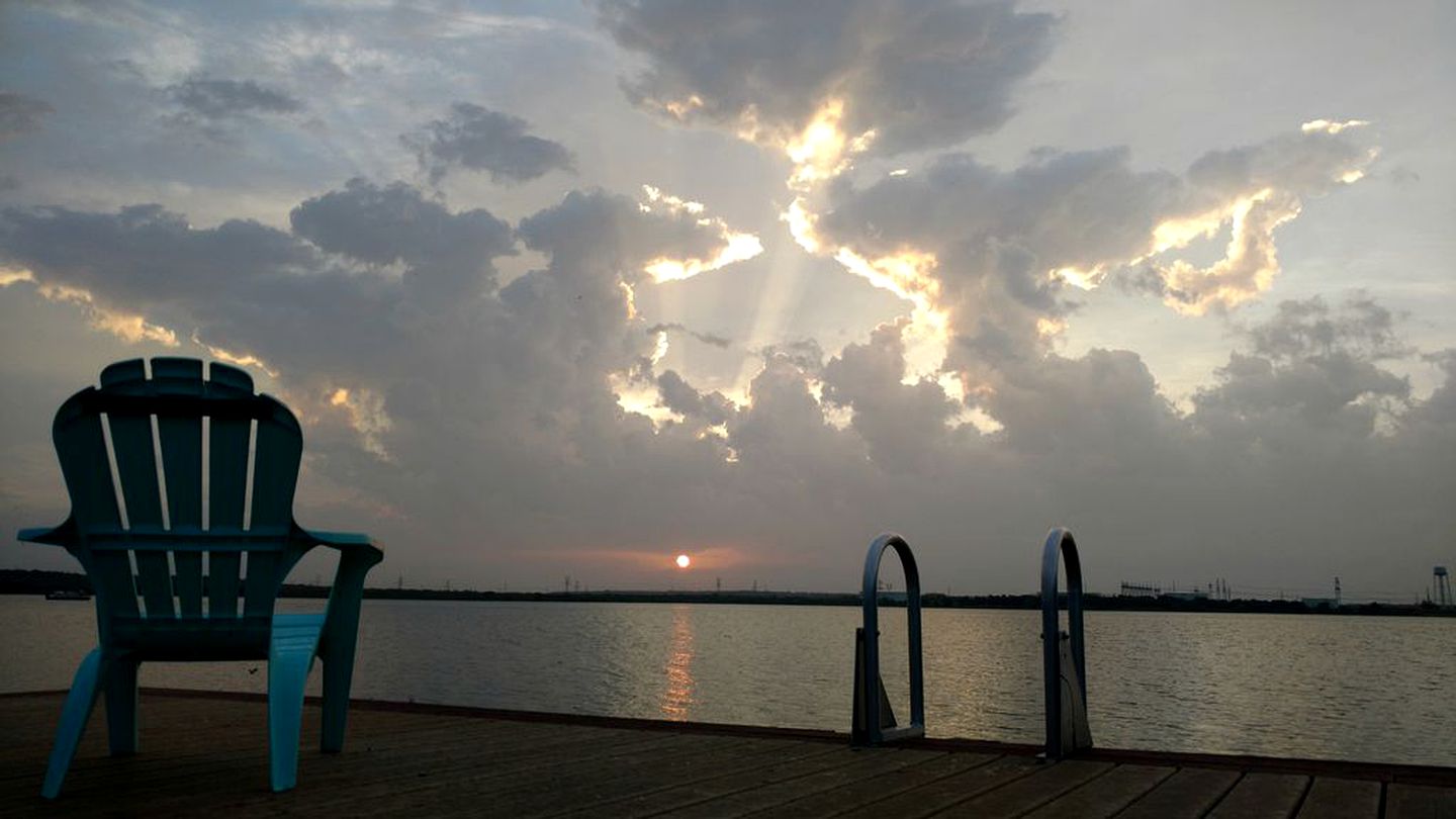 Lakeside Cottage with Balcony and Views on Lake Graham, Texas