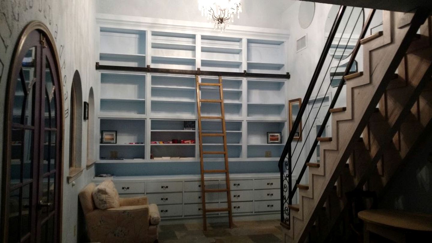 Lakeside Cottage with Balcony and Views on Lake Graham, Texas