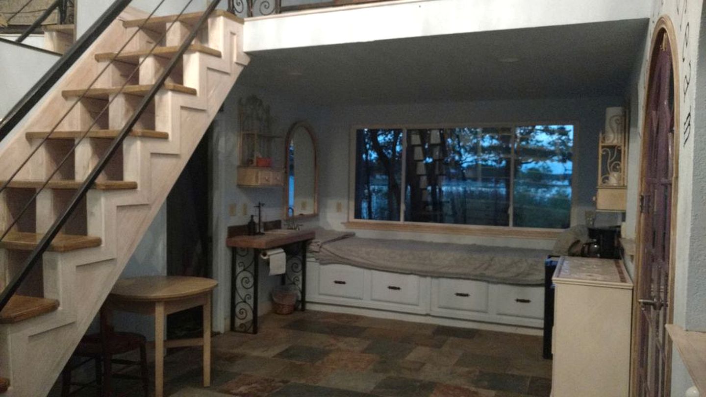 Lakeside Cottage with Balcony and Views on Lake Graham, Texas