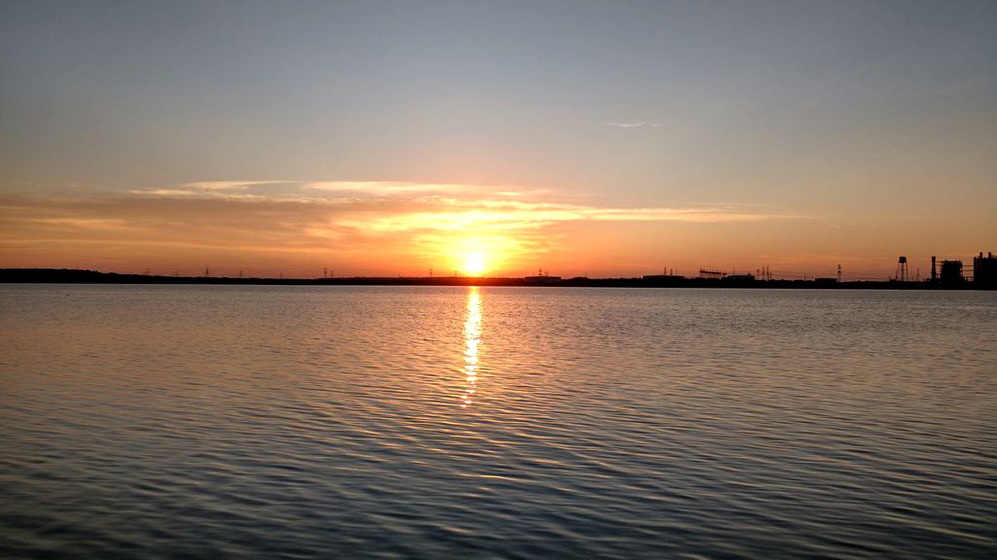 Lakeside Cottage with Balcony and Views on Lake Graham, Texas