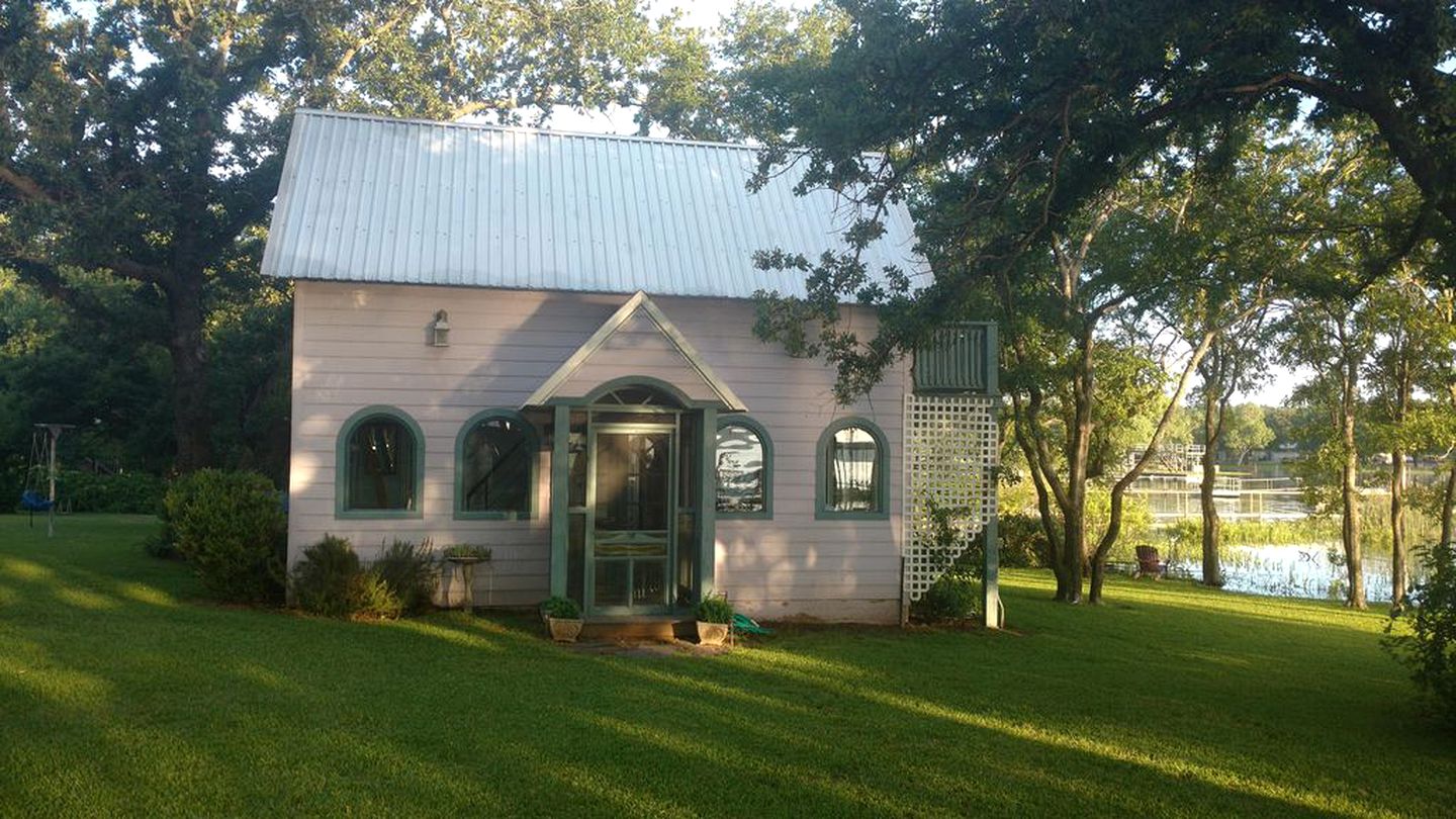 Lakeside Cottage with Balcony and Views on Lake Graham, Texas