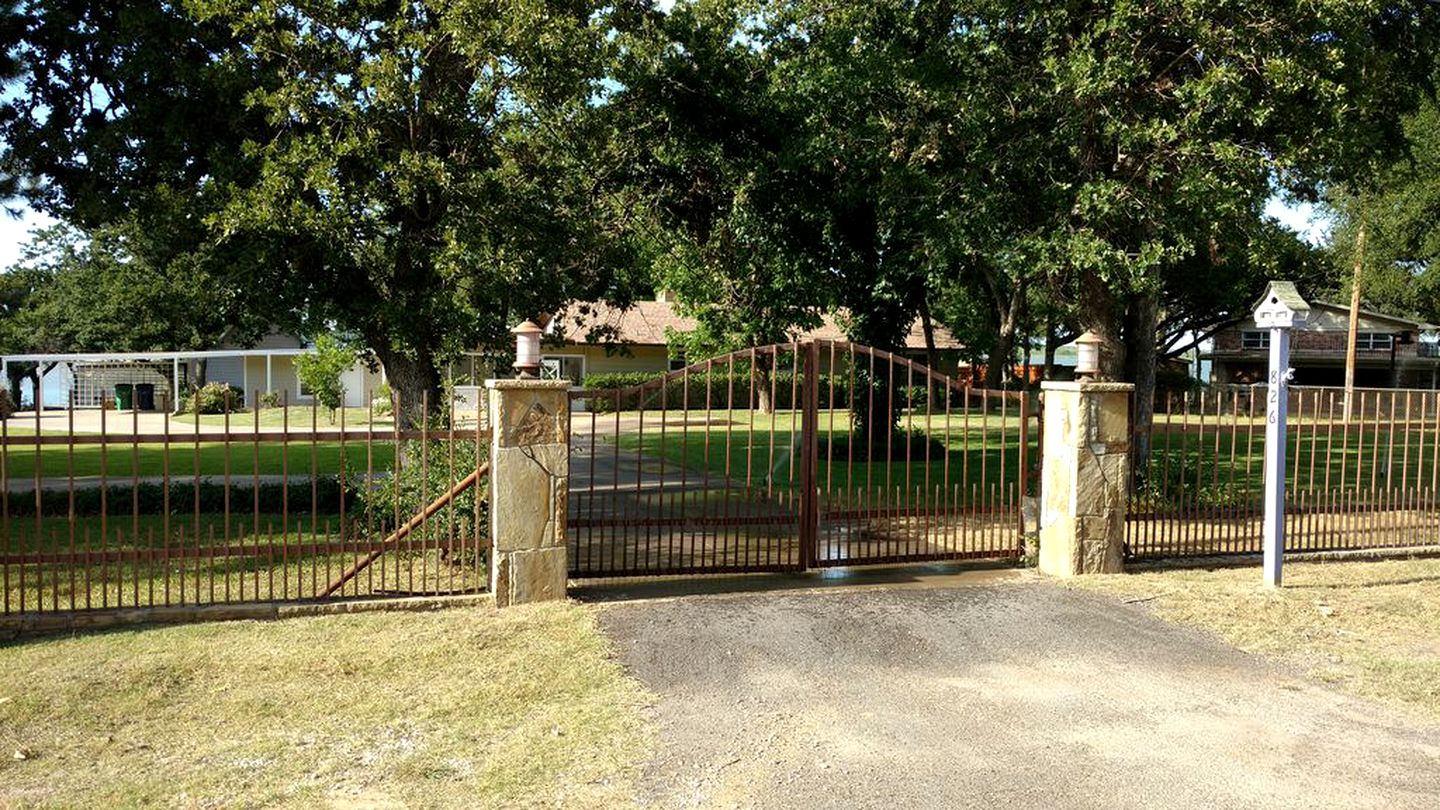Lakeside Cottage with Balcony and Views on Lake Graham, Texas