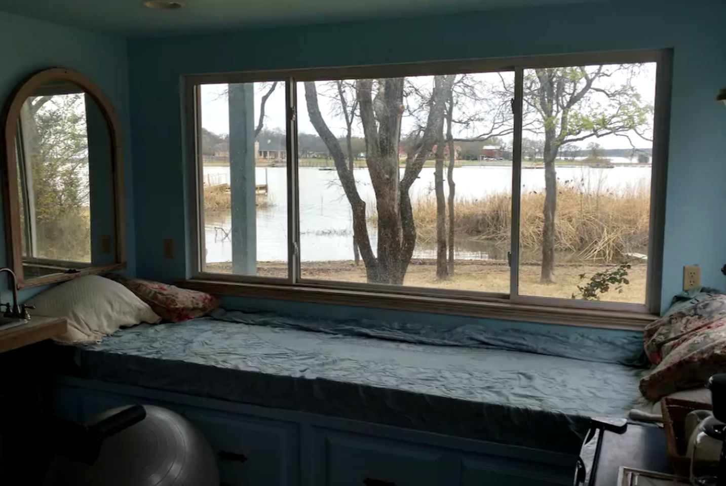 Lakeside Cottage with Balcony and Views on Lake Graham, Texas