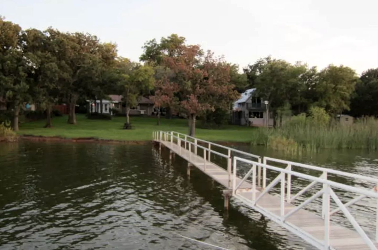 Lakeside Cottage with Balcony and Views on Lake Graham, Texas