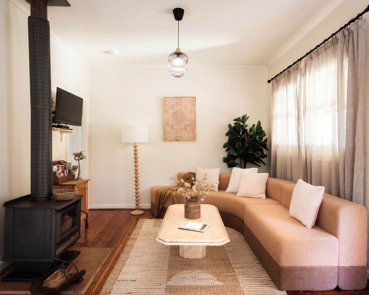 Chic Cozy Cottage Beautifully Design with Landscape Views in Victoria