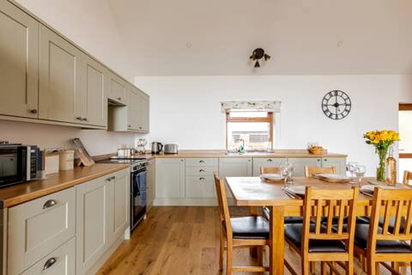 Charming Countryside Holiday Home with Scenic Views near Llangadog, Carmarthenshire
