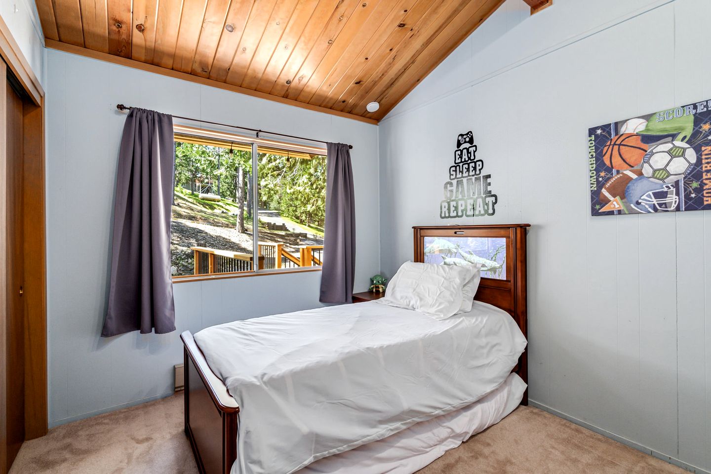 Idyllic Cabin in Resort Community for Family Getaways near Yosemite National Park in Groveland, California