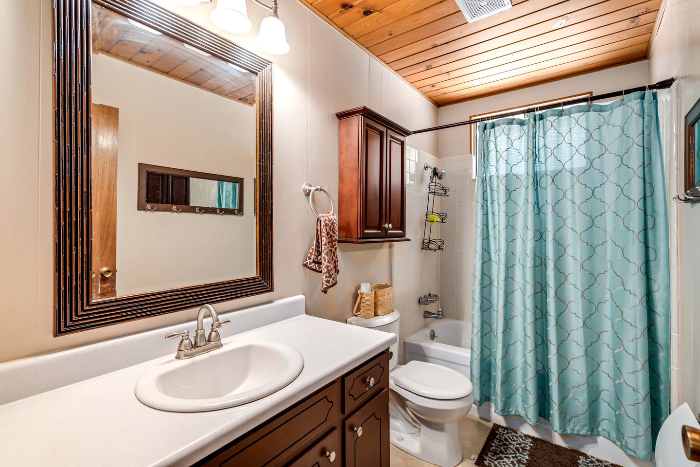 Idyllic Cabin in Resort Community for Family Getaways near Yosemite National Park in Groveland, California