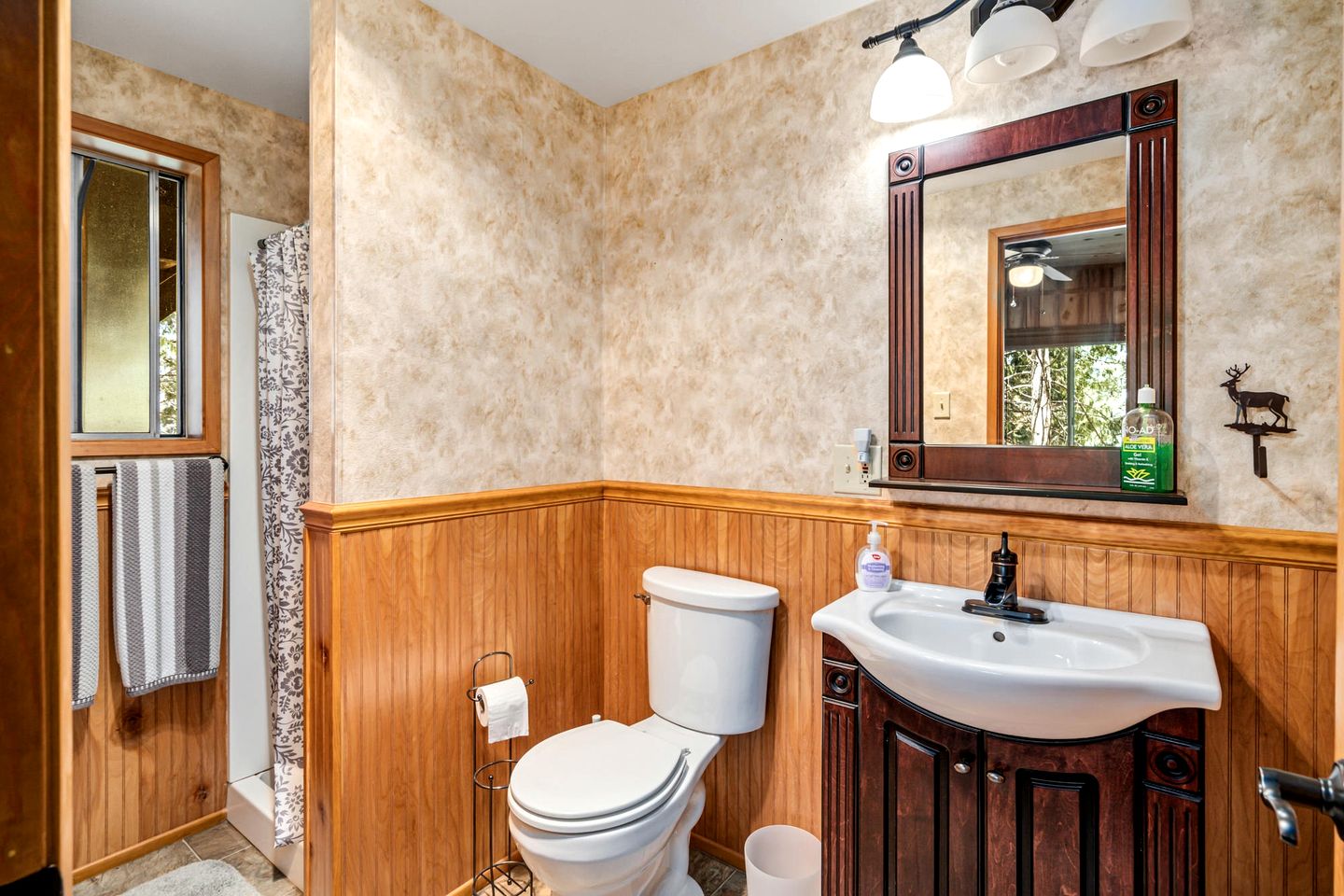 Idyllic Cabin in Resort Community for Family Getaways near Yosemite National Park in Groveland, California