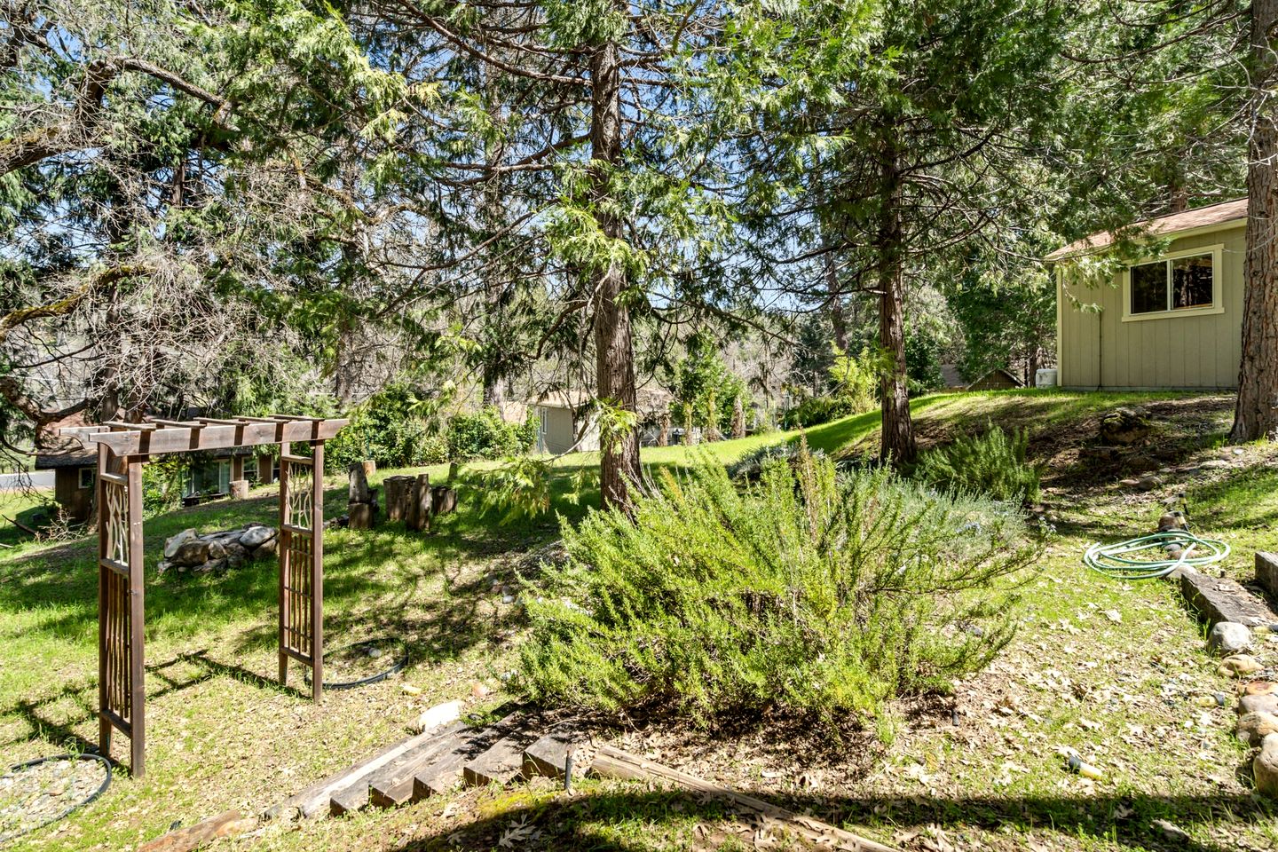 Idyllic Cabin in Resort Community for Family Getaways near Yosemite National Park in Groveland, California