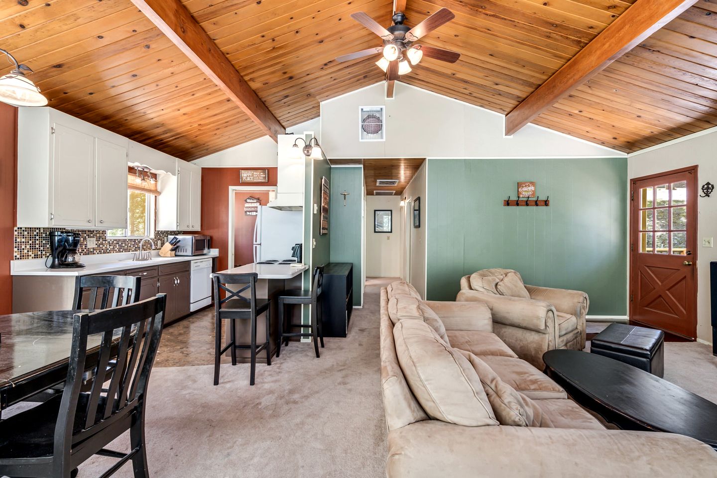 Idyllic Cabin in Resort Community for Family Getaways near Yosemite National Park in Groveland, California