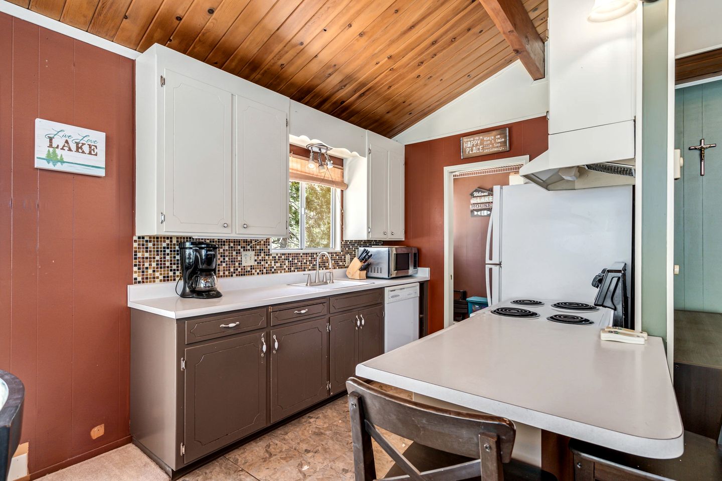 Idyllic Cabin in Resort Community for Family Getaways near Yosemite National Park in Groveland, California